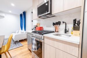 ブルックリンにある323-1 Spacious 2BR Williamsburgのコンロ付きのキッチン シンクの横にあるトップオーブン +33枚の写真