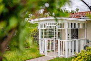 O grădină în afara Peaceful Family Home with 3 Bedrooms and 2 Bathrooms
