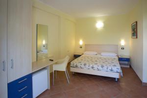 A bed or beds in a room at Hotel Vila Bahia