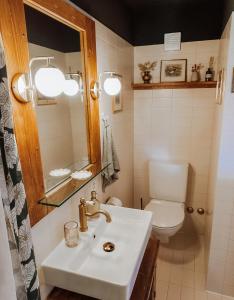 A bathroom at La Belle Vue Studio - Lakeview, Pool, Free Parking