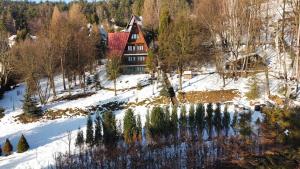 an aerial view of a house in the snow at BUKOWA Jezioro Żywieckie Beskid Żywiecki Śląski Sauna Jacuzzi Kominek Morsowanie Tresna Żywiec Szczyrk in Tresna