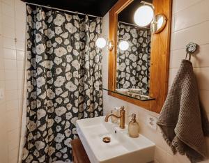 A bathroom at La Belle Vue Studio - Lakeview, Pool, Free Parking