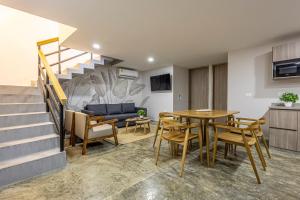 a dining room and living room with a table and chairs at Apartamento De La Cruz Con Rooftop By SoHo in Cartagena de Indias