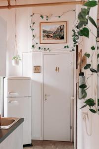 A kitchen or kitchenette at La Belle Vue Studio - Lakeview, Pool, Free Parking