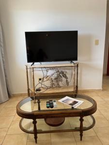 a coffee table with a tv on top of it at Departamento Sara, zona centro con cochera! in Santa Rosa