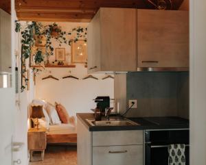 A kitchen or kitchenette at La Belle Vue Studio - Lakeview, Pool, Free Parking