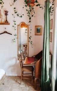 A seating area at La Belle Vue Studio - Lakeview, Pool, Free Parking