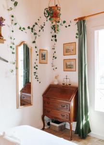 A bed or beds in a room at La Belle Vue Studio - Lakeview, Pool, Free Parking