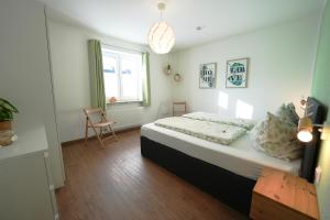 a bedroom with a bed and a window at Murg im Schwarzwaldhäusle in Freudenstadt