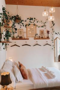 A bed or beds in a room at La Belle Vue Studio - Lakeview, Pool, Free Parking