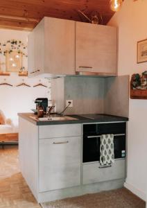 A kitchen or kitchenette at La Belle Vue Studio - Lakeview, Pool, Free Parking
