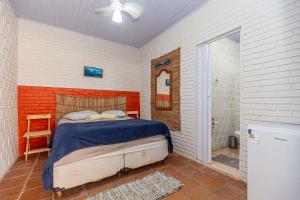 a bedroom with a bed and a walk in shower at Memora Guesthouse Pontal do Paraná - Suíte a duas quadras da Praia e perto da Ilha do Mel in Pontal do Paraná +23 photos