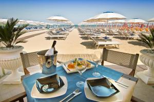 ミラノ・マリッティマにあるHotel Mocamboのビーチのワイン1本付きテーブル