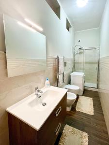 TorrenovaにあるCasa La Salettaの洗面台とトイレ付きのバスルーム