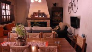 a living room with a table and a couch at Casa Rural Vallehermoso in San Carlos del Valle