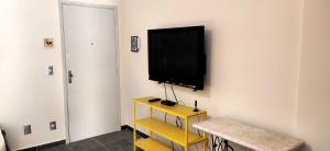 a living room with a tv on a wall at Economical Hosting Downtown - Hospedagem econômica no centro de Campinas in Campinas