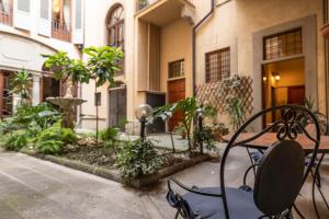 a table and chairs in the courtyard of a building at Pied-a-terre Cappelle Medicee in Florence +1 photo