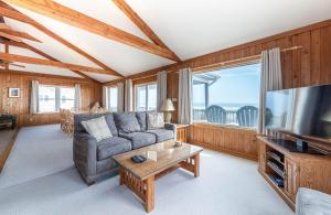 un soggiorno con un divano e una televisione di Anna a Poplar Branch