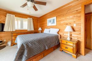 una camera da letto con un letto e un ventilatore a soffitto di Anna a Poplar Branch