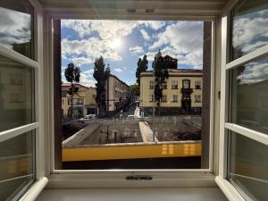 - une fenêtre donnant sur une rue de la ville dans l'établissement Gold Center Funchal 103, à Funchal