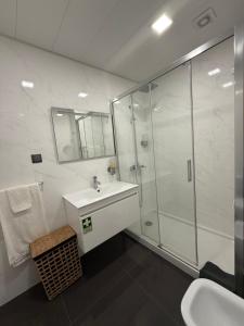 une salle de bain blanche avec une douche et un lavabo dans l'établissement Gold Center Funchal 103, à Funchal 18 autres photos