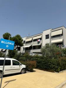 Το κτήριο όπου στεγάζεται  το διαμέρισμα