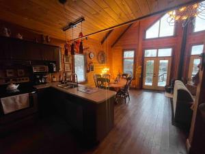 Cuisine ou kitchenette dans l'établissement Joy's Chalet - Hottub, Lake, & Cottage