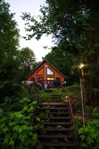 Jardin de l'établissement Joy's Chalet - Hottub, Lake, & Cottage