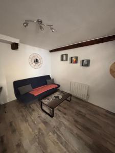 a living room with a couch and a coffee table at Hypercentre, proche halage et rue principale in Redon