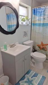 Ένα μπάνιο στο Beach Getaway,Walk orBike to beach,Fenced for doggie, Large Driveway +21 φωτογραφίες