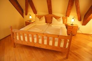 Postel nebo postele na pokoji v ubytování Hotel zur Post