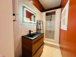 Koupelna v ubytování Le Refuge de Saint-Vincent + 9 fotografií