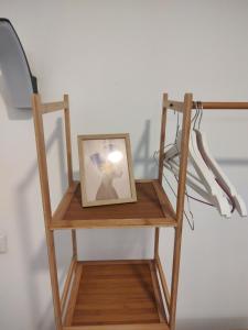 una foto en una estantería de madera con una lámpara en studio, en Sibiu