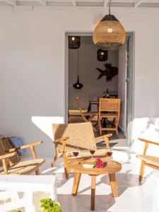 Ruang duduk di Chanos Luxury Suites Paros