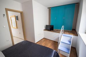 Postel nebo postele na pokoji v ubytování Apartments Umag Center, seafront with terrace in Umag