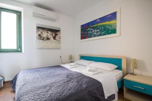 Postel nebo postele na pokoji v ubytování Apartments Umag Center, seafront with terrace in Umag