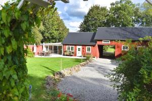Zahrada ubytování Guesthouse with Patio & BBQ, 10 Min to the Beach