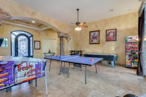 une grande chambre avec une table de ping-pong et deux tables dans l'établissement Tonto Chandler, à Chandler