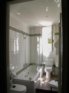 a bathroom with a tub and a toilet at Hotel Monumento Convento de San Benito in A Guarda