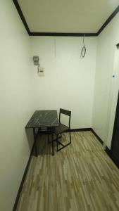 ゼネラル・ルナにあるChana IAOの空き部屋にテーブルと椅子