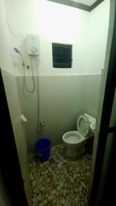 ゼネラル・ルナにあるChana IAOのトイレとシャワー付きのバスルーム