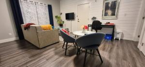 TV o dispositivi per l'intrattenimento presso Two Bedroom Serenity with AC- Complimentary Welcome Treats
