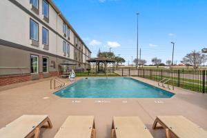 Bazén v ubytování Motel 6-Rosenberg, TX nebo v jeho okolí