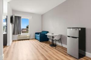 Kuchyň nebo kuchyňský kout v ubytování Motel 6-Rosenberg, TX