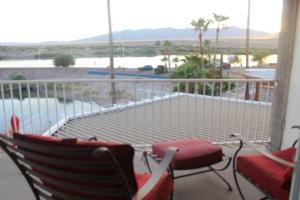 Uma varanda ou terraço em RIVERFRONT RUBY RED HOME WITH PRIVATE DOCK