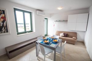 Posezení v ubytování Apartments Umag Center, seafront with terrace in Umag