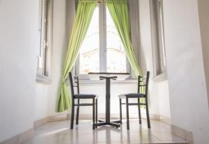 a table and two chairs in front of a window at Hotel Dos Mundos in Buenos Aires