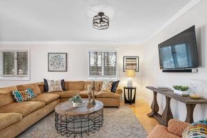 un salon avec un canapé et une table dans l'établissement Main Stay Cottage, à Saugatuck