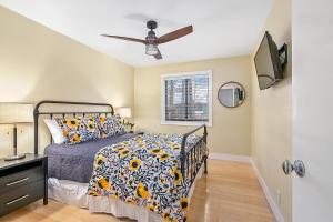 une chambre avec un lit et un ventilateur de plafond dans l'établissement Main Stay Cottage, à Saugatuck