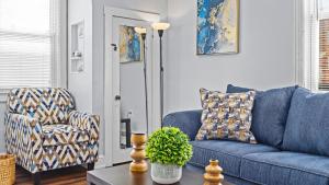 Un lugar para sentarse en Cozy 1 BR Apt - 3 Blocks to Beach - Sleeps 6
